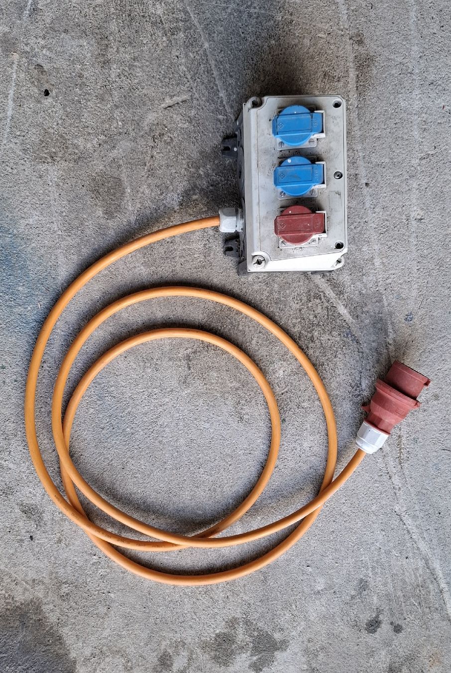 Alimentazione elettrica: Mennekes CE16 Stromverteiler IP54 – Usato da Buttisholz venduto da REX001