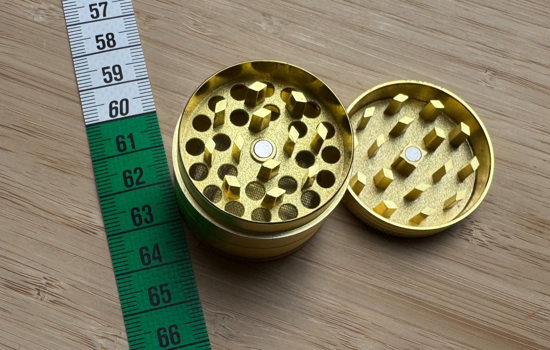 Tabak: goldener Metall Grinder, gold, Mühle – Neu und originalverpackt aus Winterthur von YaV 2