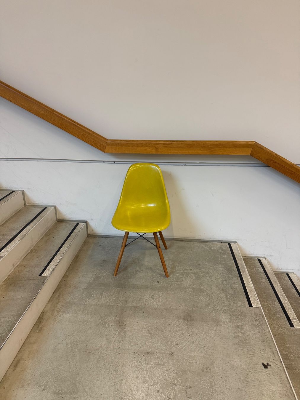 Herman Miller Stühle: Herman Miller Vitra Eames Sidechair Lemon – Gebraucht aus Thalwil von Catha10 4