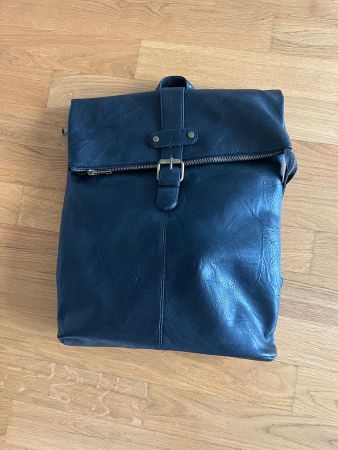 Hochwertige schwarze Leder-Umhängetasche–zeitlos, funktional