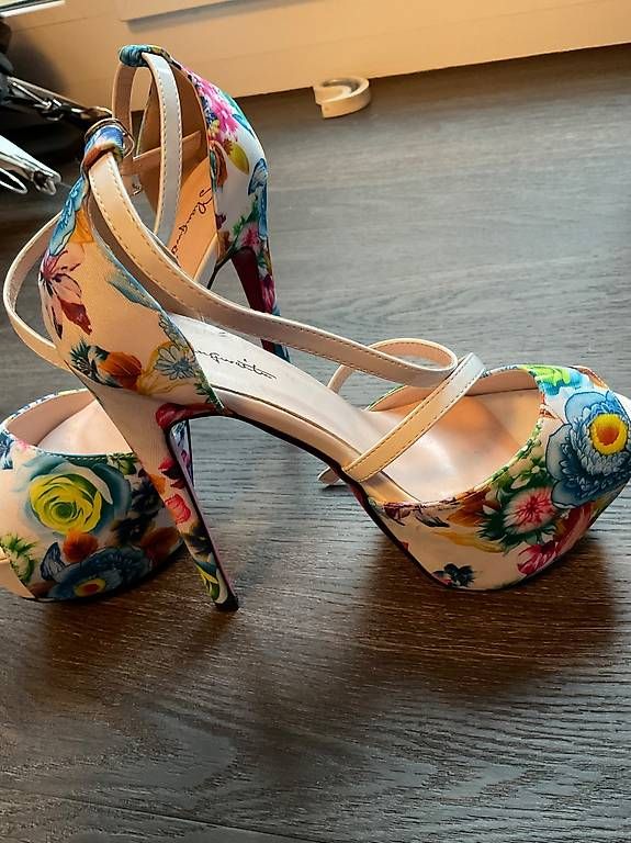 Scarpe da donna: Neuer, wunderschöner Higheel GR 37 – Usato da Erlinsbach SO venduto da Adica 1