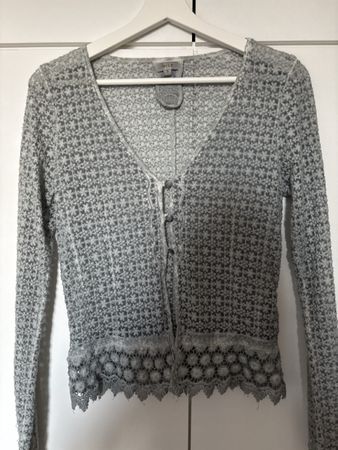 Graue Strickjacke von Nile mit Spitze, Grösse S, neuw.