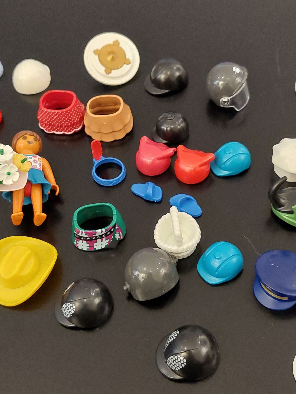 Playmobil Spielzeuge: Div. Mützen,  Helme  usw. – Gebraucht aus Zetzwil von lanst08 2