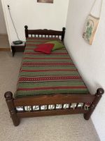 Einzelbett aus massivem Holz