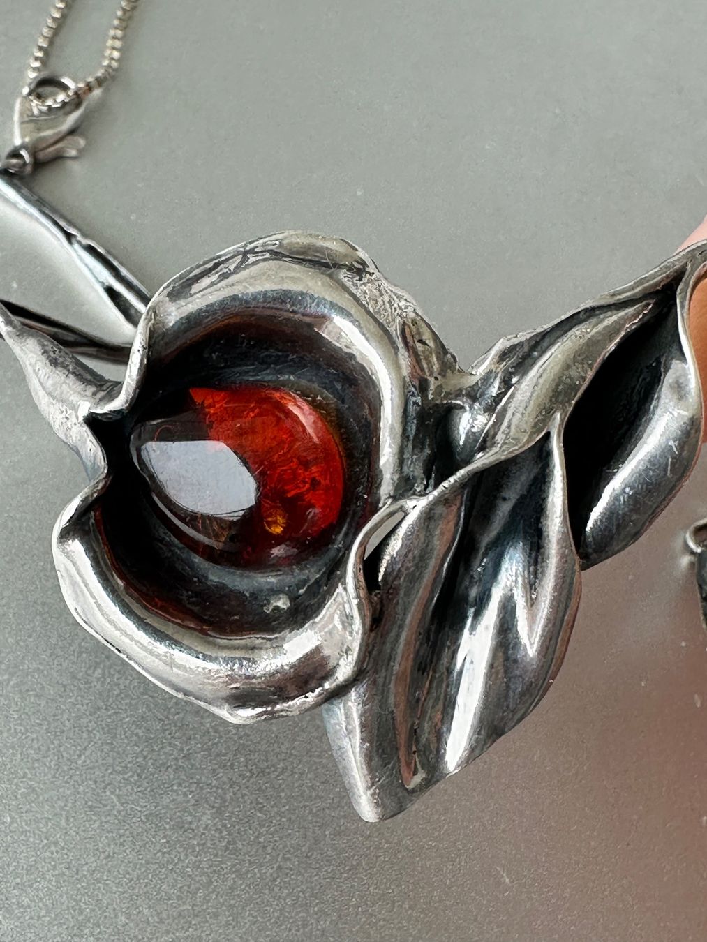 Bracciali & Braccialetti: Vintage Silber Armband/Anhänger mit Bernstein – Usato da Onex venduto da Antiqueshow 2