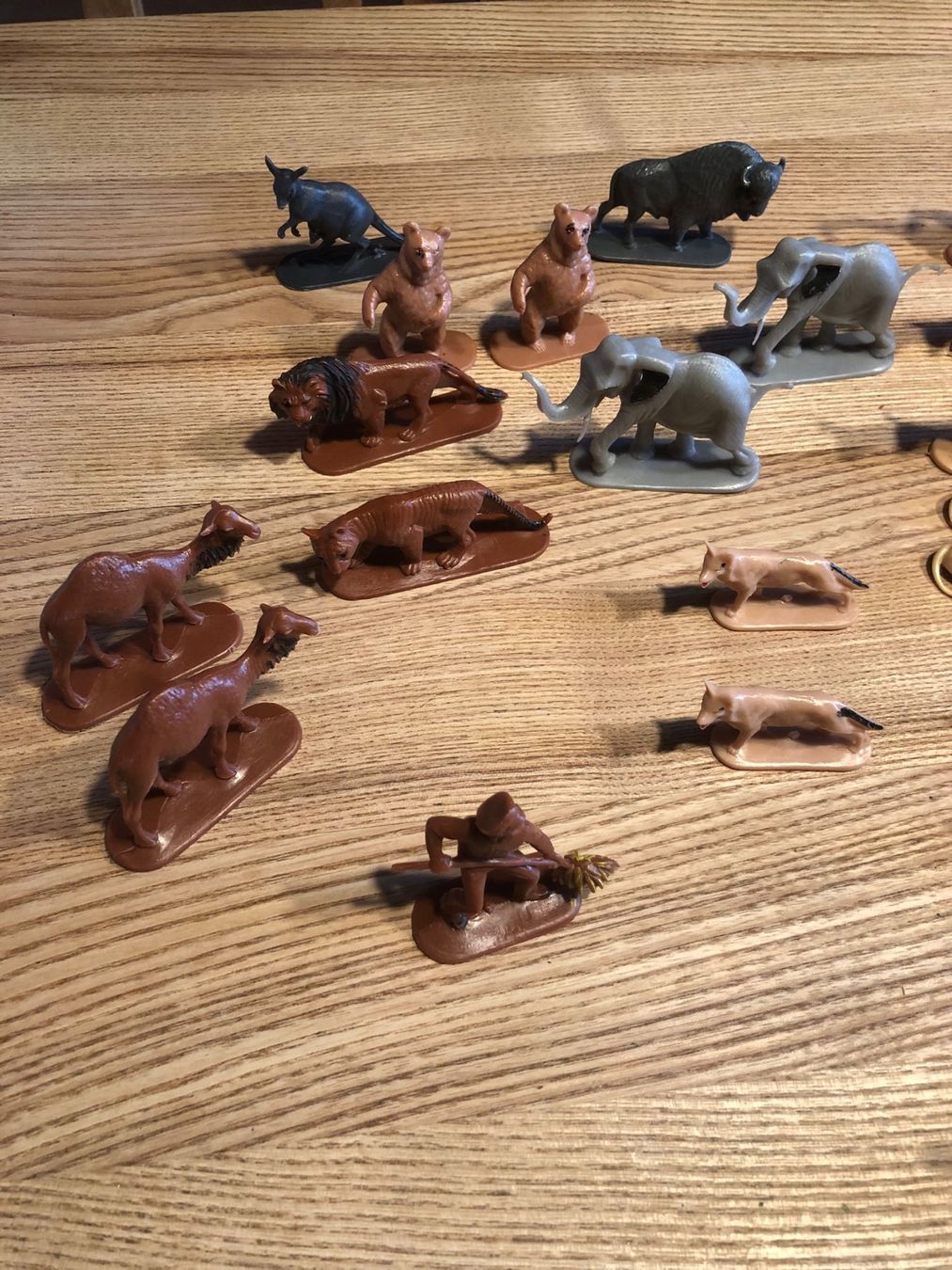 Statuette: 52 antike Kunststofffiguren – Usato da Röschenz venduto da Tashroal 1