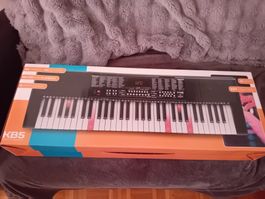 NEU:  MAX KB5 Keyboard mit 61 leuchtenden Tasten und Ständer
