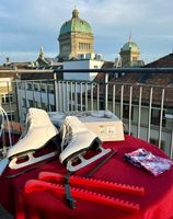 Schlittschuhe weiss, Gr. 40 mit 2 Paar Schonern, WIE NEU !!!