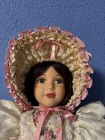 3 Porzellanpuppen „The House Of Valentina“, inkl. Stuhl