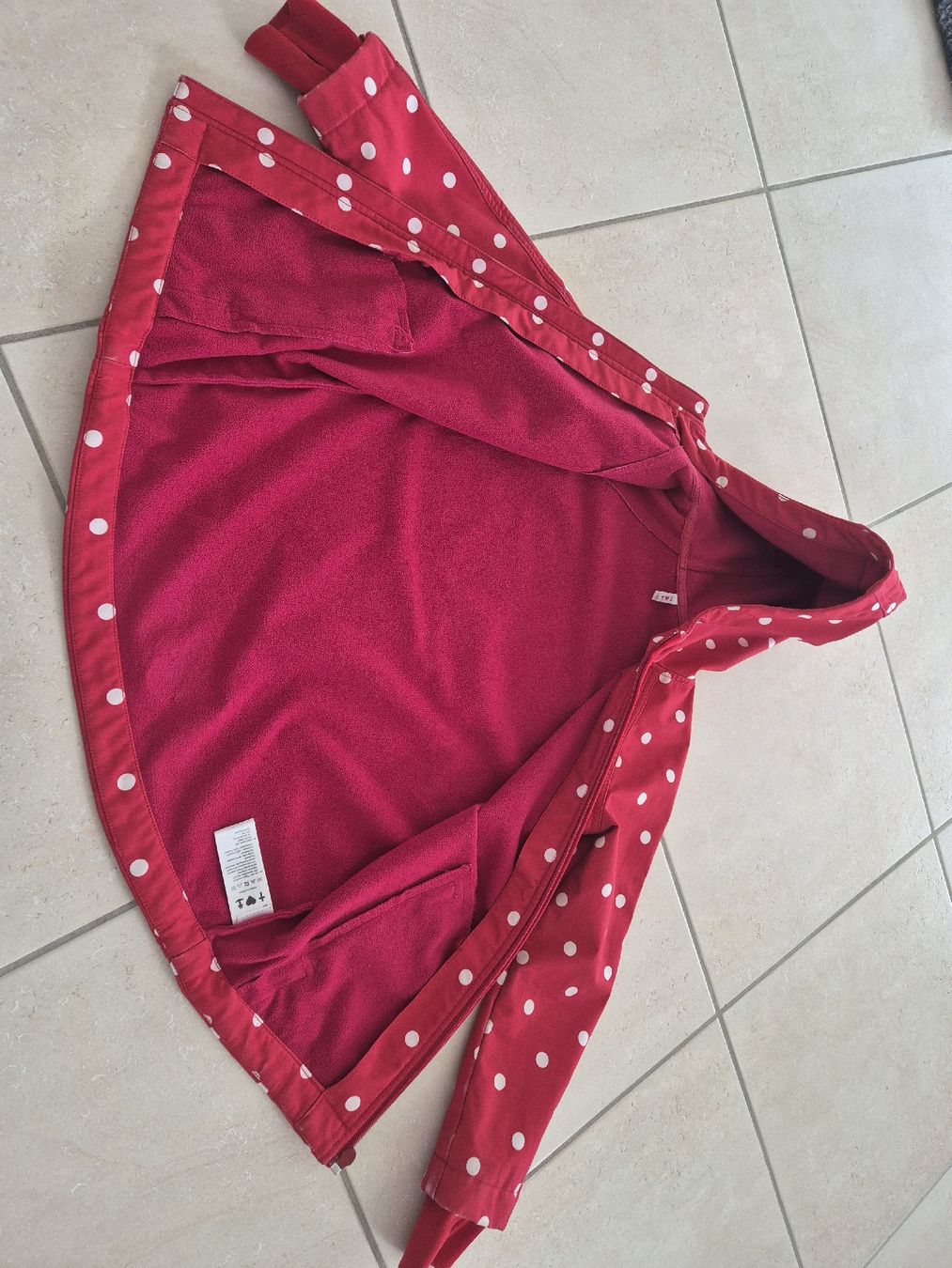 Giacche & Cappotti: Rote Softshell Jacke mit weissen  Pünktli, Grösse 140 – Usato da Adliswil venduto da Stardust11 8