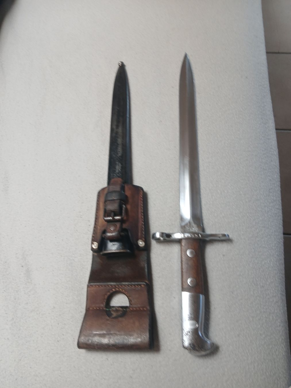 Schweizer Armee Stichwaffen: Baïonnette avec fourreau en  cuir  – Gebraucht aus Corcelles-Payerne von evalyne 2