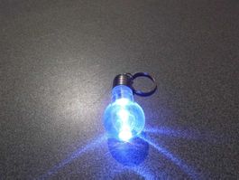Schlüsselanhänger Birne, leuchtet