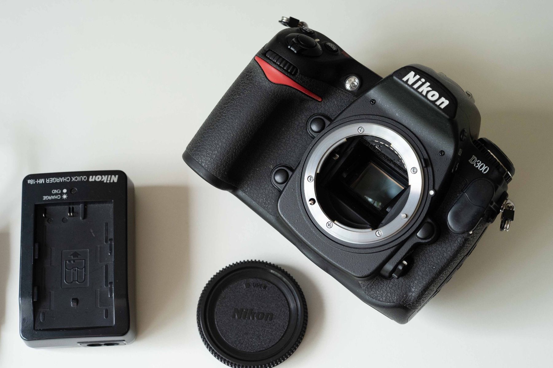 Nikon Fotocamera: Nikon D300 mit Zubehör – Usato da Schwerzenbach venduto da floridan 1