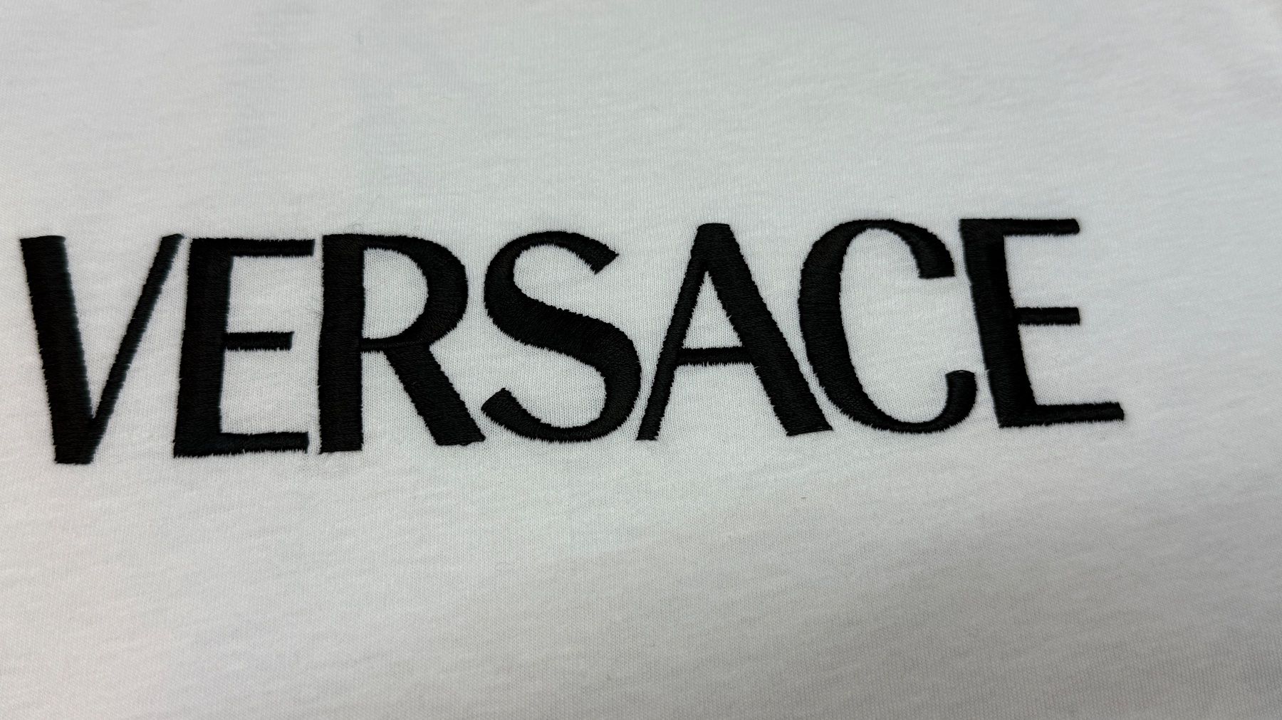 Versace T-shirt: Versace White Logo T-Shirt – Usato da Lachen SZ venduto da HelvetiaLuxury 2