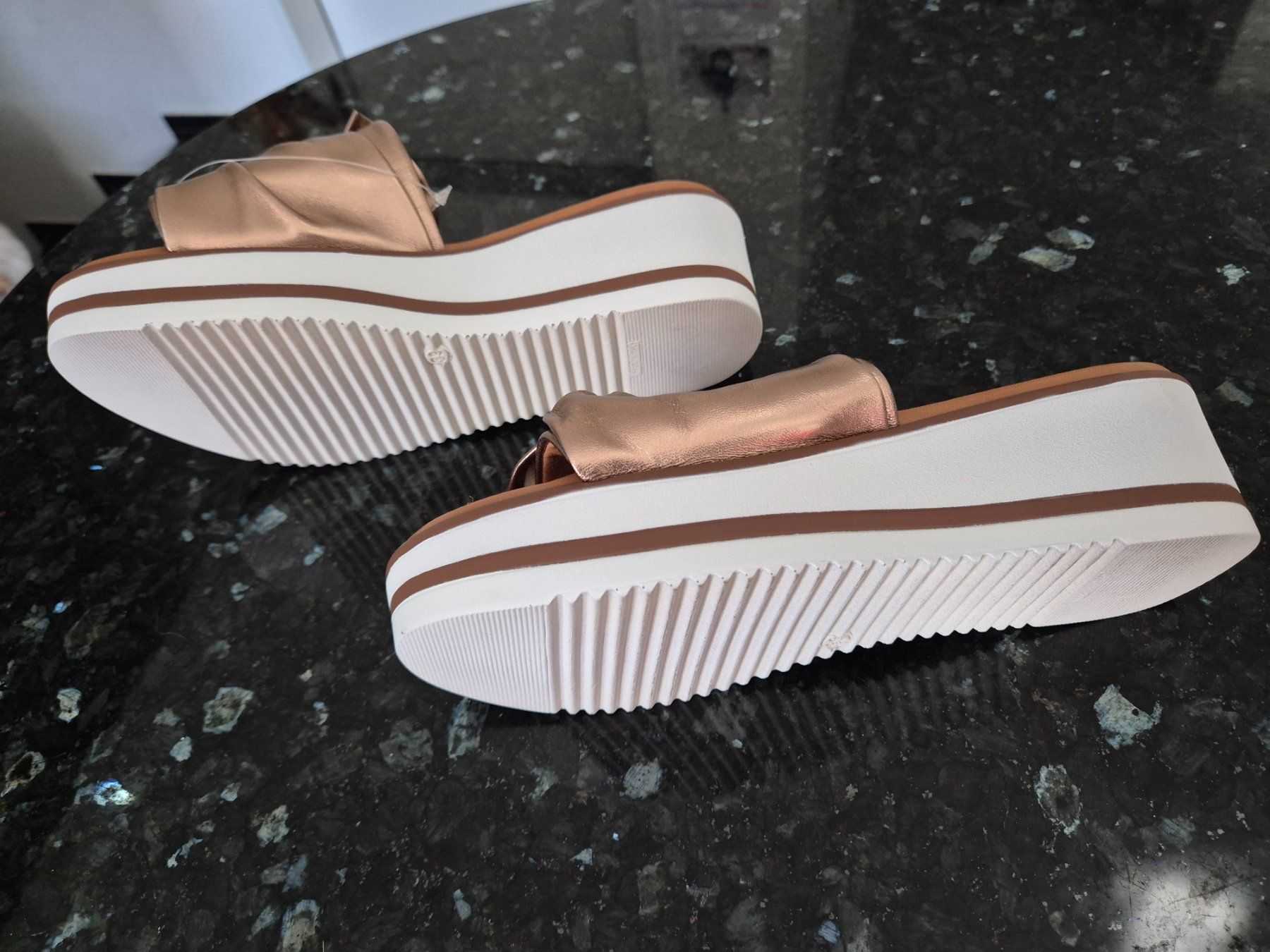 Scarpe da donna: bronze farbene Pantoletten – Nuovo e nell'imballaggio originale da Niederglatt ZH venduto da Harvest 1