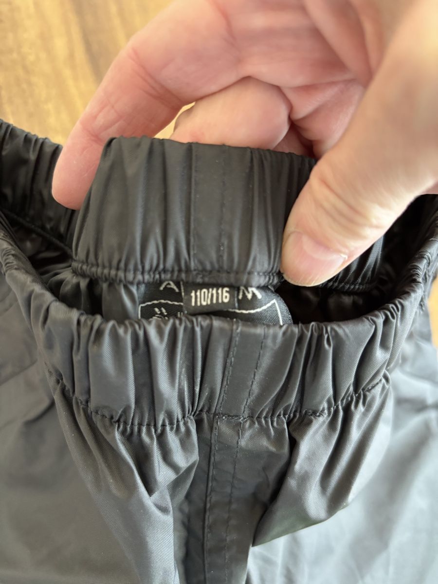 Pantaloni: Regenhose Gr.110/116 – Usato da Büsserach venduto da Zimtstaernli19 2