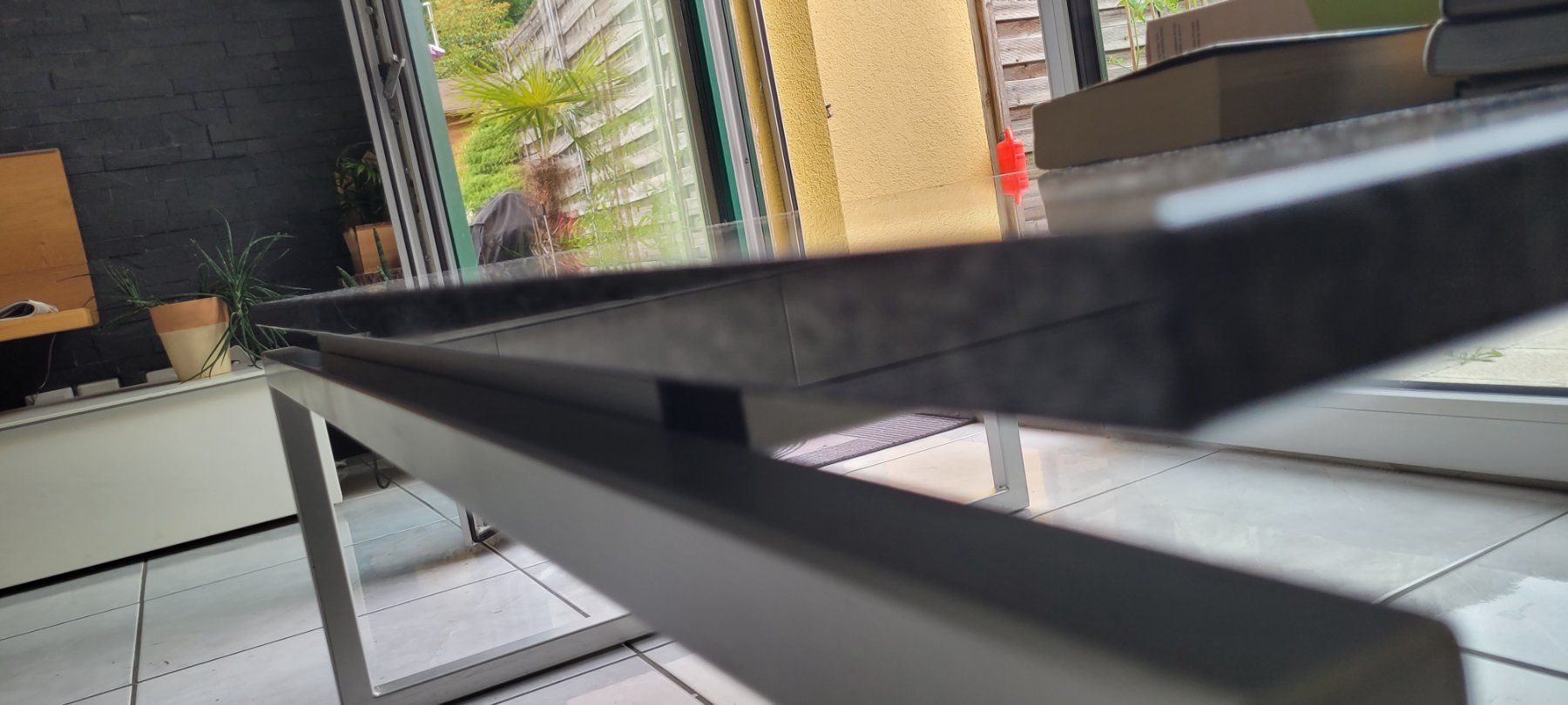 Tavoli: Schöner Couchtisch, Granitplatte, Metallgestell. – Usato da Kreuzlingen venduto da Knecht3 5