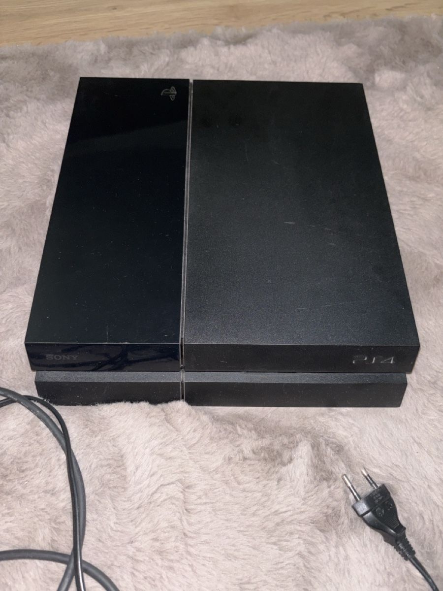 Sony Consoles: Playstation 4 mit Kabeln und 1 Game – D'occasion à Oberembrach par ger_k7lj