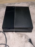 Playstation 4 mit Kabeln und 1 Game