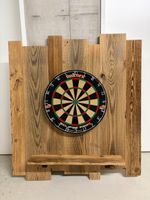 Rustikale Dartscheiben-Wand aus Altholz mit Ablage & Scheibe