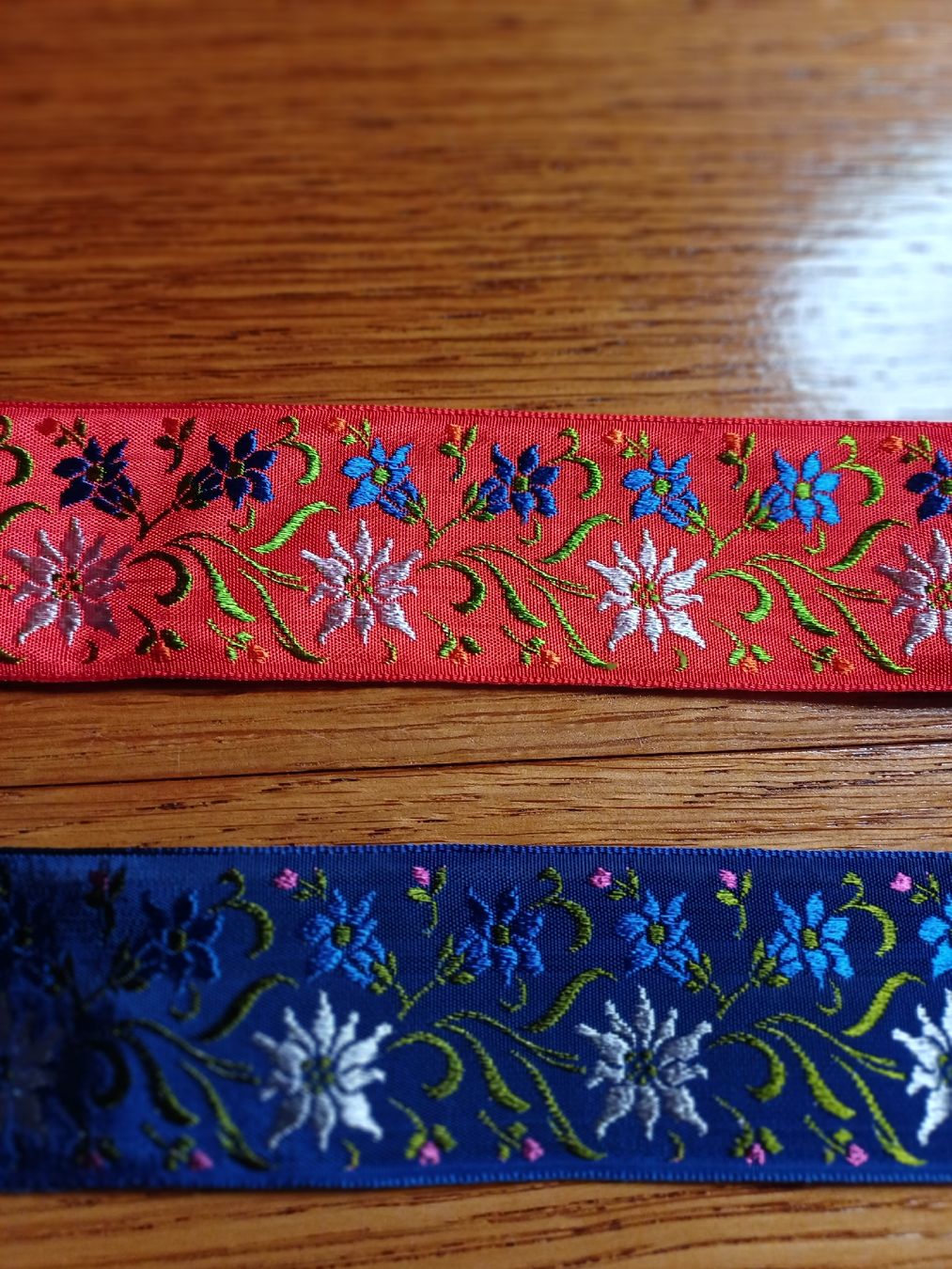 Nastri decorativi: 2 Rollen schön bestickte Stoff-Bänder – Nuovo (secondo la descrizione) da Gächliwil venduto da lesidees 2