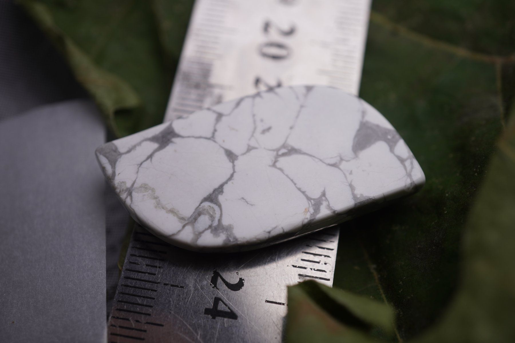 Minerali & Pietre curative: Howlith    Cabochon 43ct  ab 1.- – Nuovo e nell'imballaggio originale da Eschenbach SG venduto da topstone 5