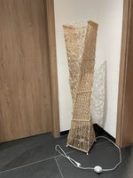 Stylische Stehlampe aus Rattan - Ideal für gemütliche Abende