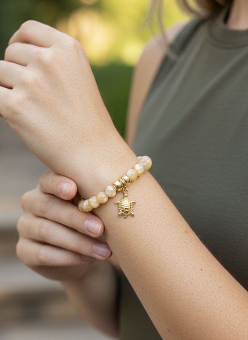 Bracciali & Braccialetti: Perlmutt Stretch Armband mit Anhänger  – Nuovo e nell'imballaggio originale da Kriens venduto da Hortensie6 3
