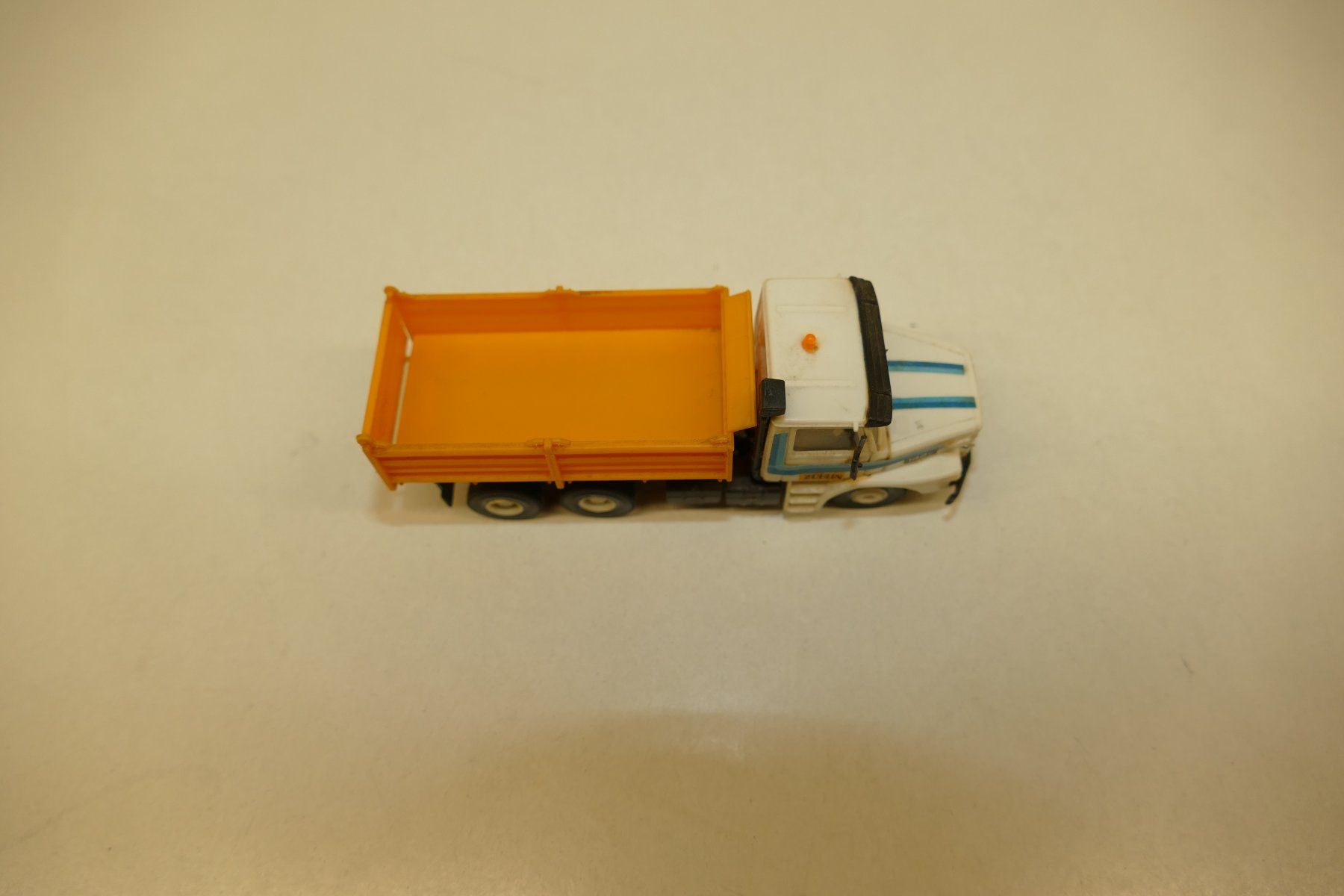 Kibri Modellini di ferrovie: Kibri H0: Scania 142E Muldenkipper – Usato da Niederhasli venduto da Flash32 4