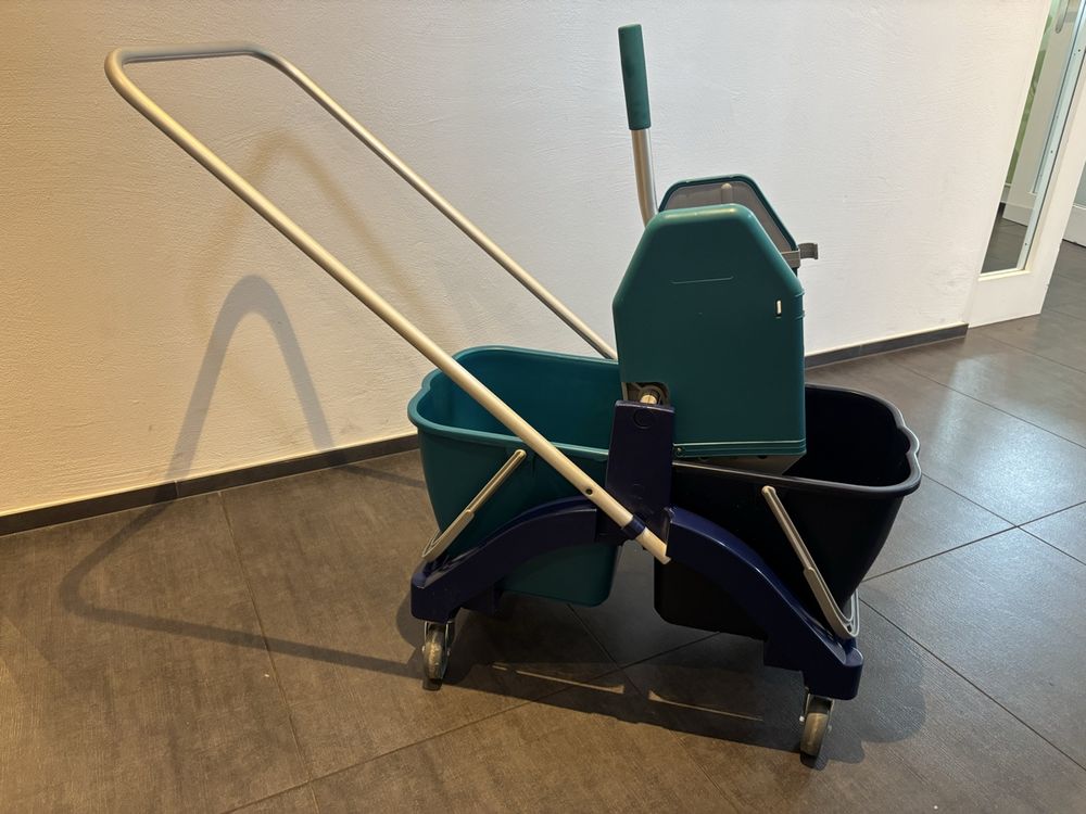 Ulsonix Putzwagen Mit Presse – 32 L Eimer, Bis 130 Mm Moppkopf, Gummiertes Pedal, 4 Räder – Für Schule, Büro, Hotel