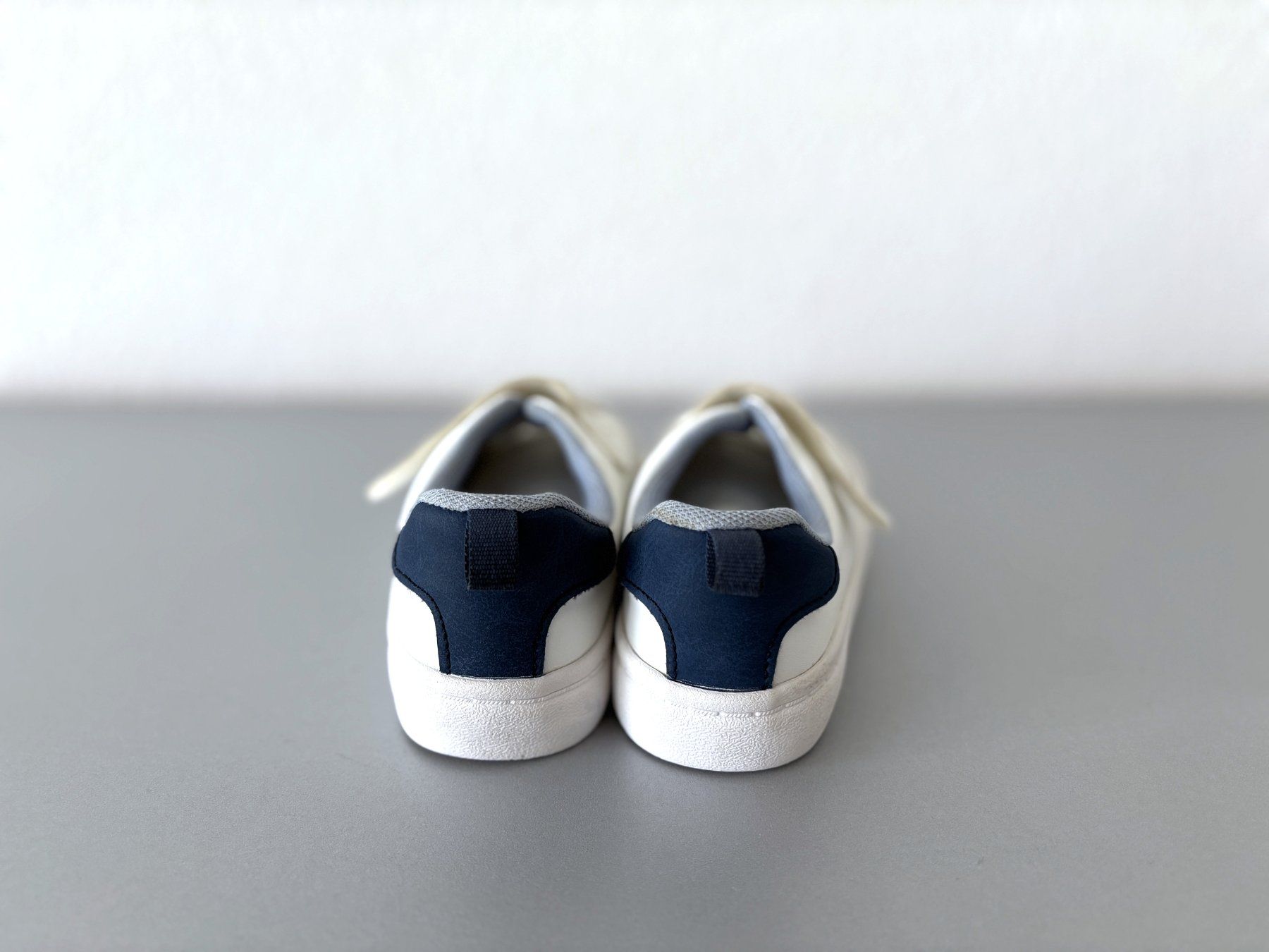 Scarpe per ragazzi: Kinder Schuhe Sneakers weiss Gr.28 – Usato da Holzhäusern ZG venduto da paula_w 1