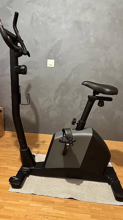 Vélo D'appartement Techness 800 SB – Occasion, Très Bon état (un Accroc Sur Selle)