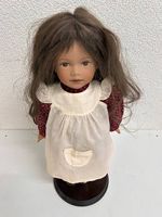 Heidi Ott Künstlerpuppe «Mädchen mit Schürze & Lederschuhen»
