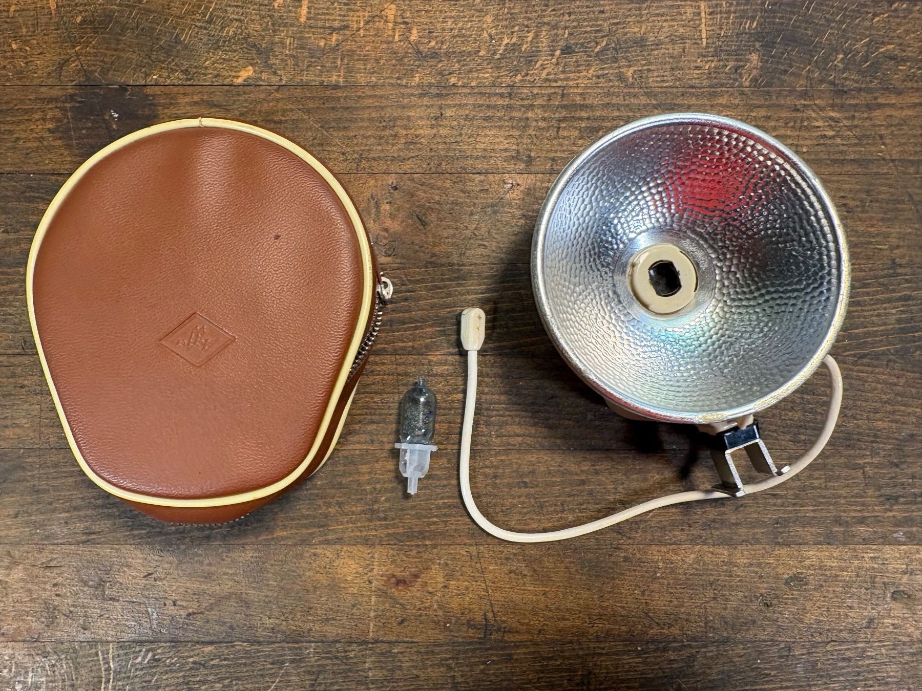 Flashs: Vintage Blitzgerät mit Reflektor & Ledertasche – D'occasion à Rheineck par roh_b2yn