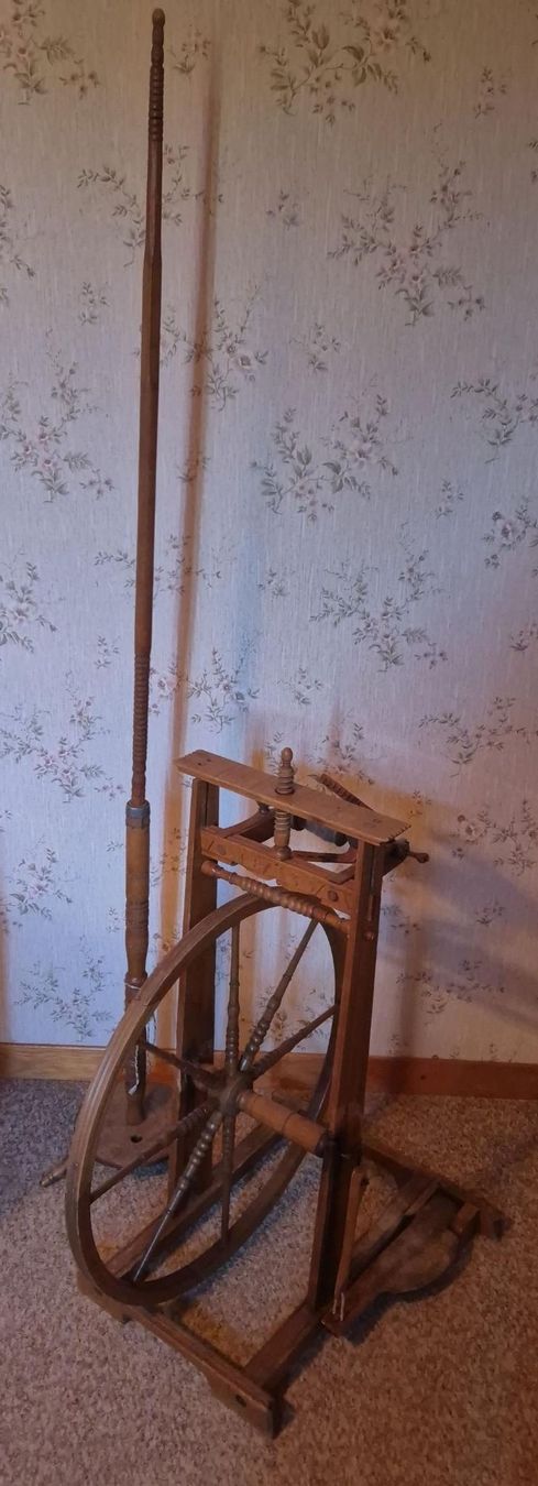 Ruote per filare: Antikes Spinnrad aus Holz – Usato da Sissach venduto da sasocla