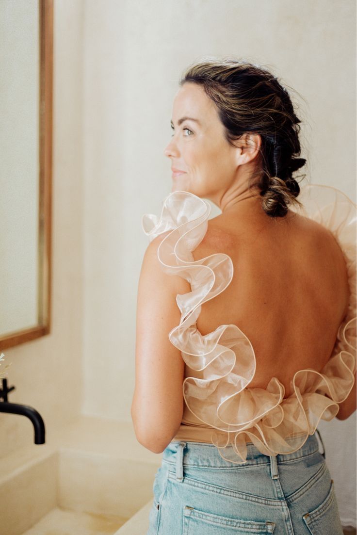 Top: Elegant Ruffle Beige bodysuit  – Usato da St.Josefen venduto da lop_lh8d 1