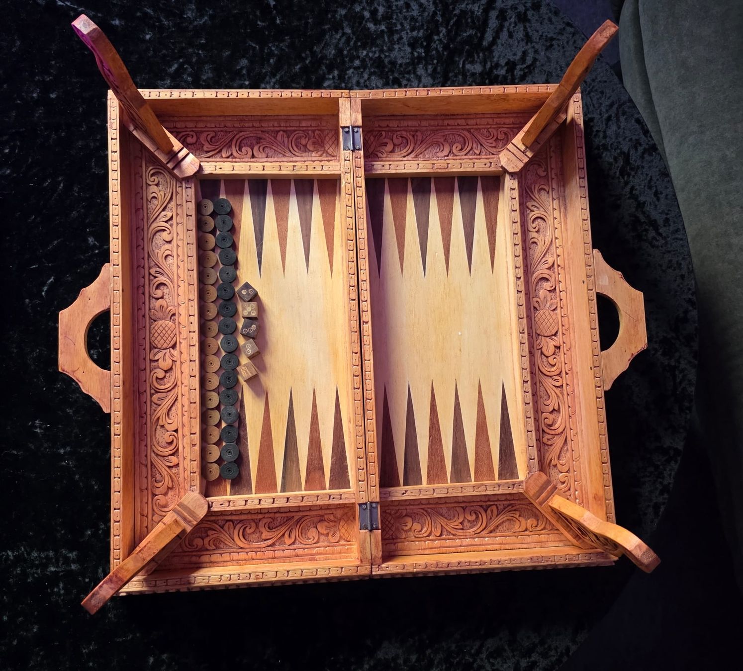 Giochi: Schönes Schachbrett aus Holz, handgeschnitzt & Backgammon – Nuovo (secondo la descrizione) da Rheinsulz venduto da Dred 1