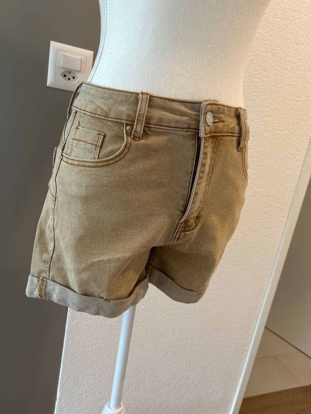 Pantaloni: Damen Jeans Shorts hellbraun Grösse M – Usato da Brunnen venduto da Nala2929 2