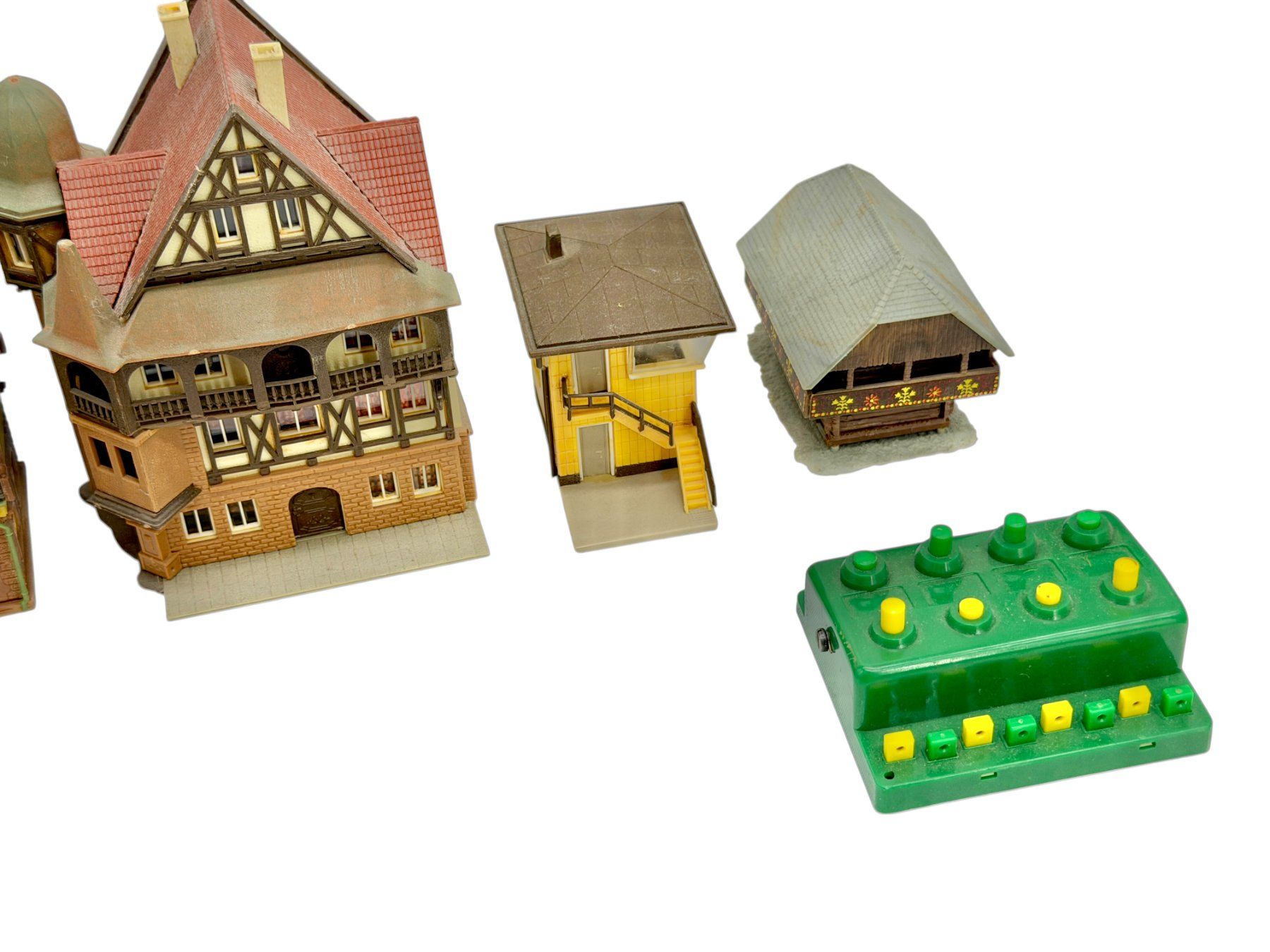 Kibri Modellini di ferrovie: Lot de 11 bâtiments miniatures pour circuits de train – Usato da Morges venduto da vintiques 3