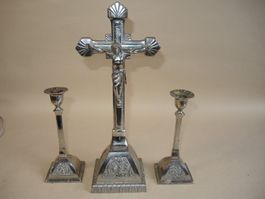 Altar Kreuz u Kerzenständer Set Jesus Kruzifix Silberoptik