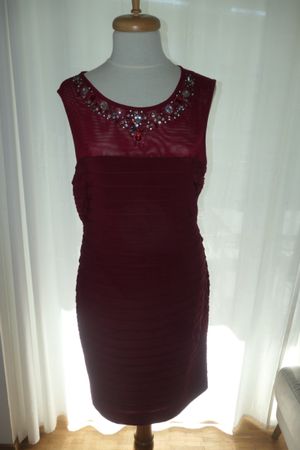 Kleid mit Schmucksteinen dunkelrot Grösse M 