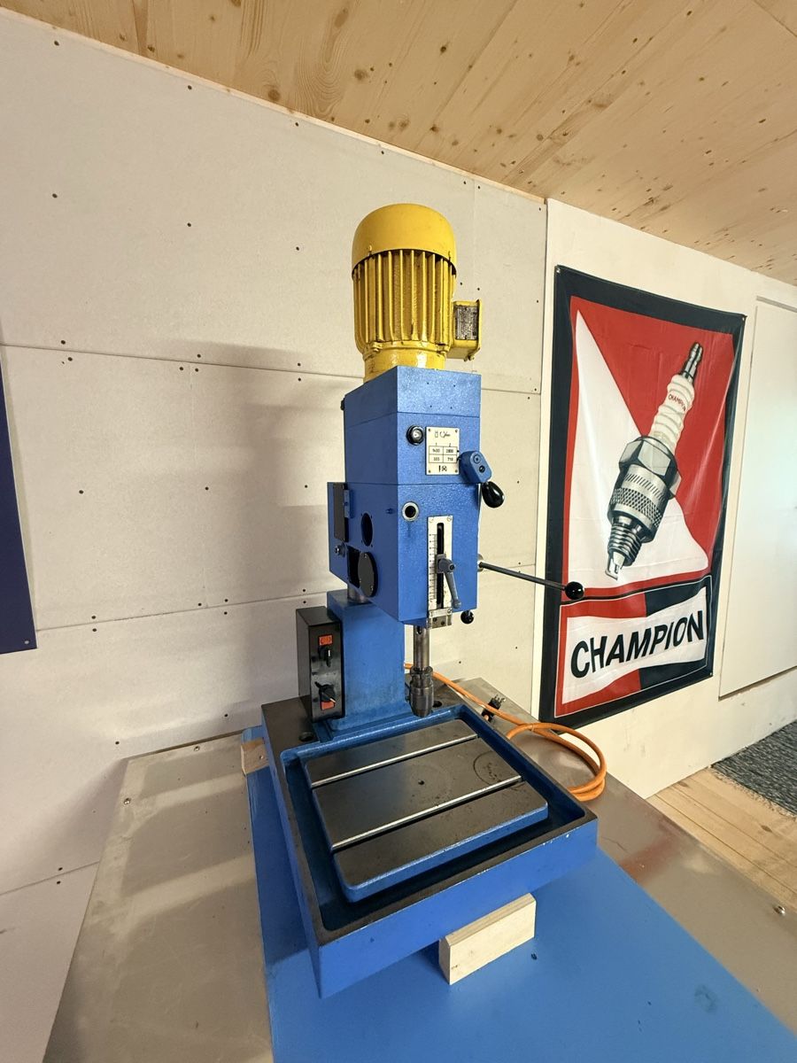Bohrmaschinen: Tischbormaschine / Säulenbohrmaschine – Gebraucht aus Staefa von Daeve