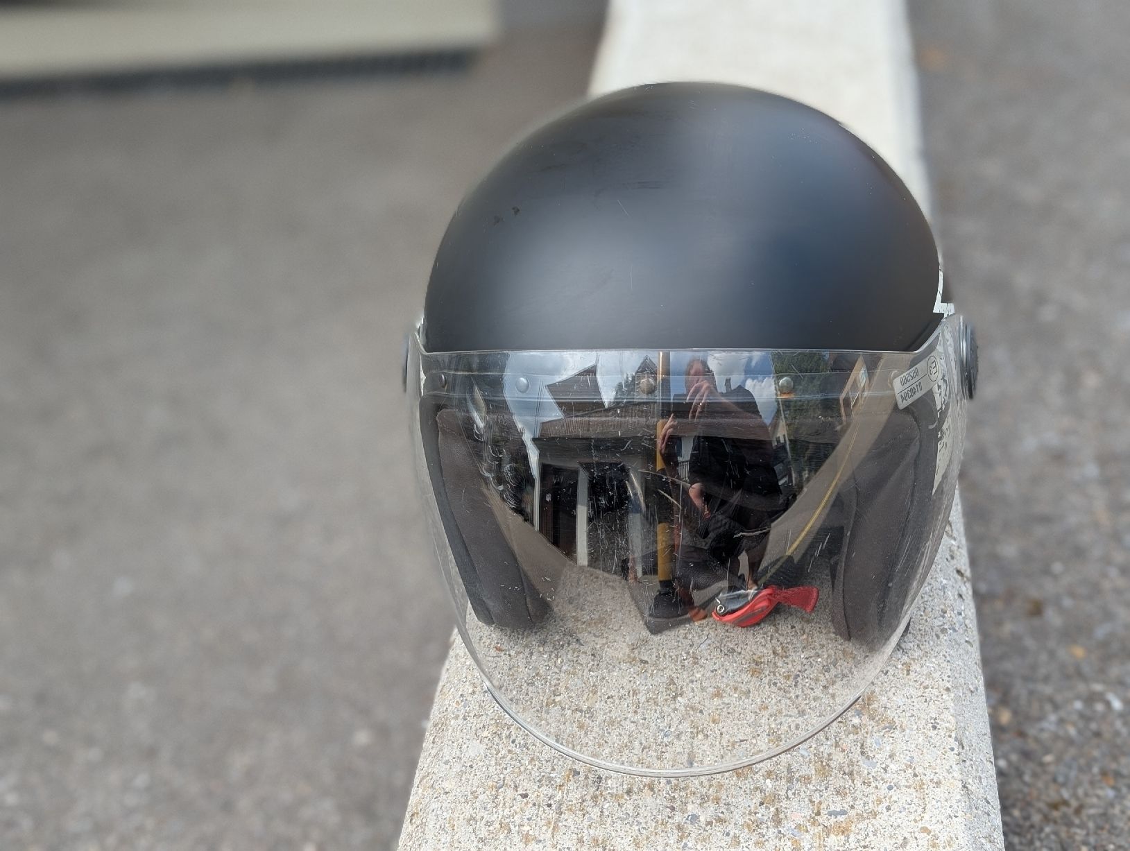 Helme & Visiere: Rollerhelm schwarz mit Sternen Grösse XL gebraucht – Gebraucht aus Dürnten von steven015 3