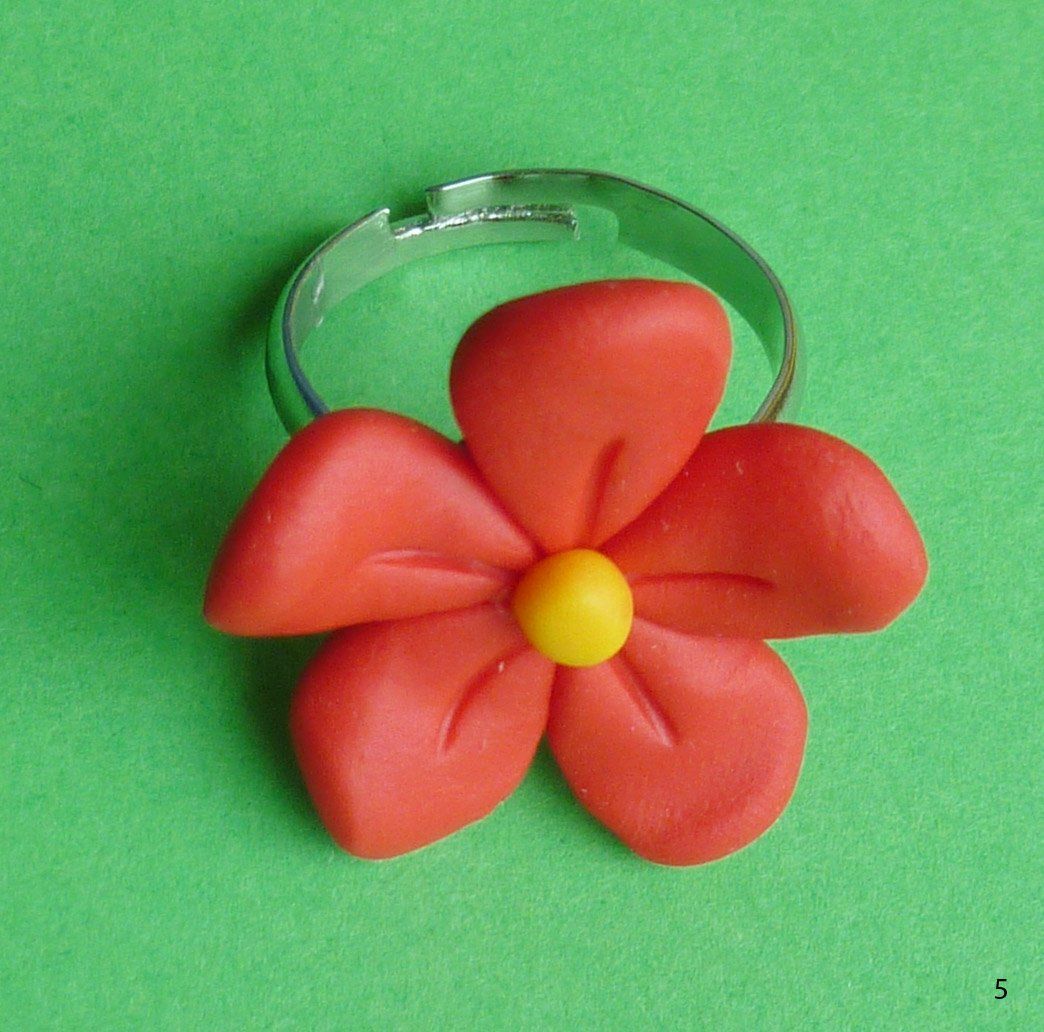 Anelli: Cooler Ring mit roter Fimoblume – Usato da St.Gallen venduto da Paddington11 2