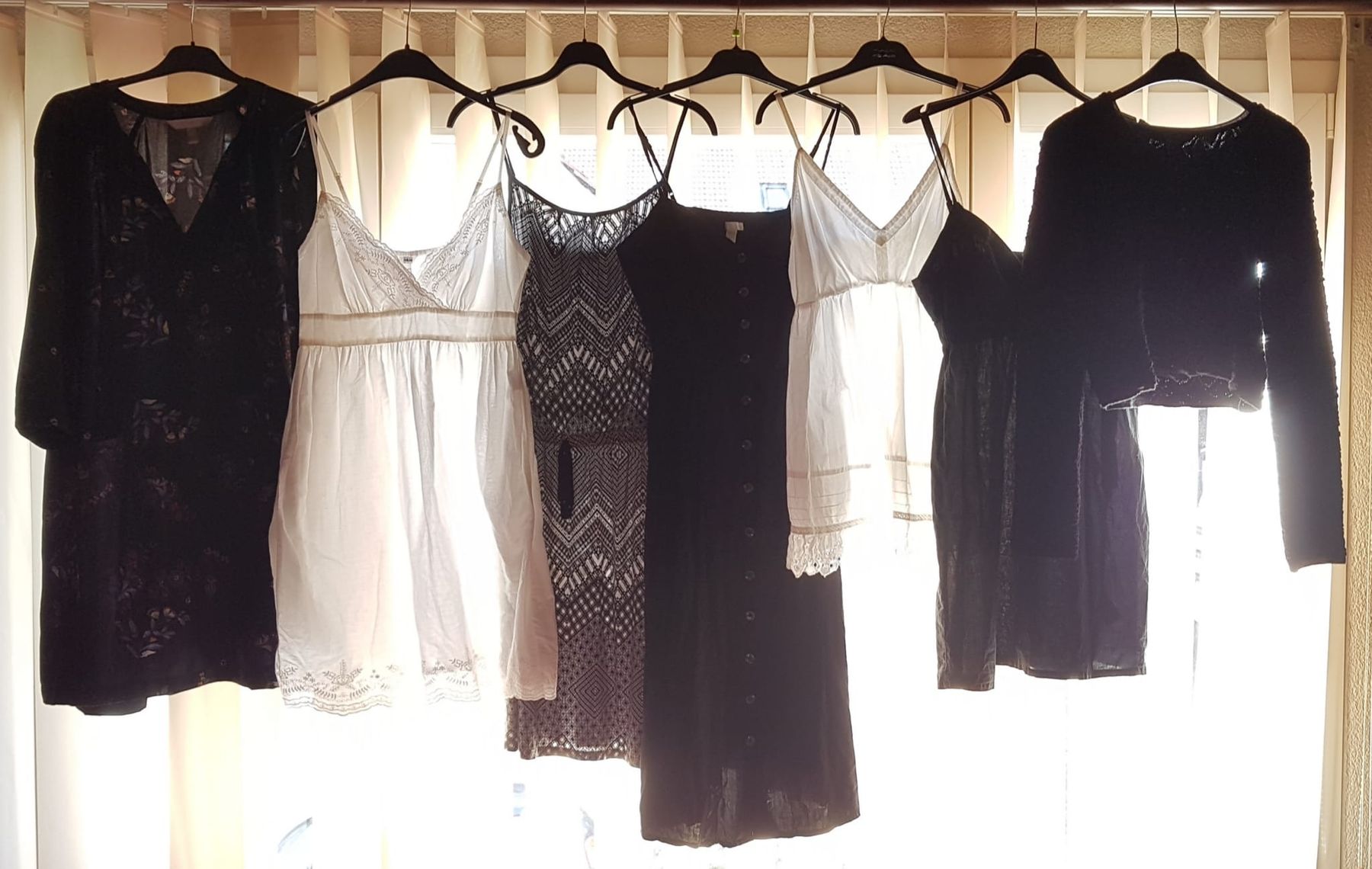 Kleider: Lot de 6 Robes + une Jacket Taille 44 – Gebraucht aus Tramelan von Belleza82