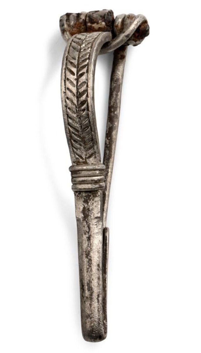 Spille & Fermagli: Roman Decorated Silver P-Shaped Bow Brooch – Usato da La Sarraz venduto da classicworldcoins