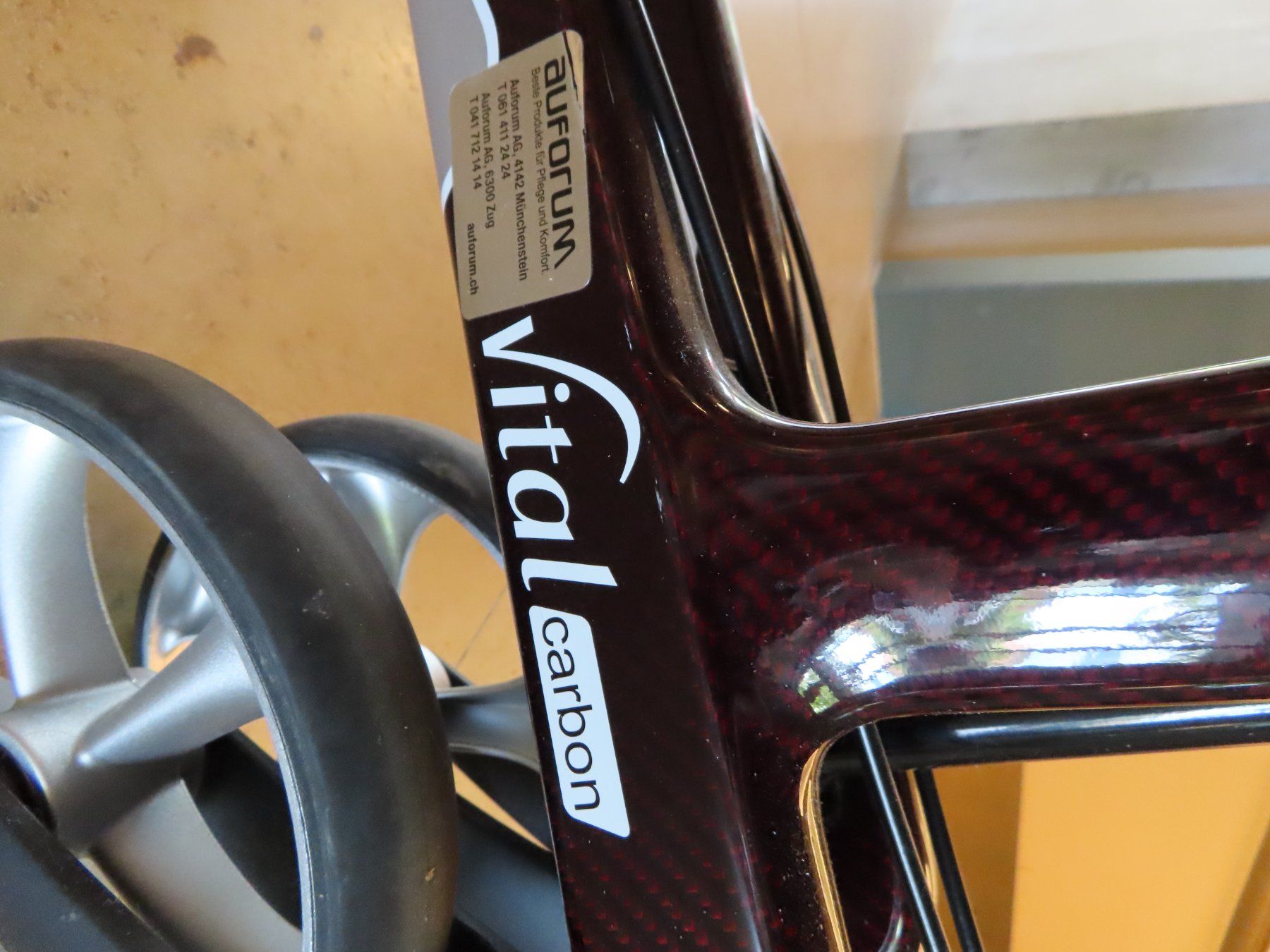 Ausili per la deambulazione: Rollator Vital Carbon – Usato da Reinach BL venduto da WBZ-Flohmarkt 9