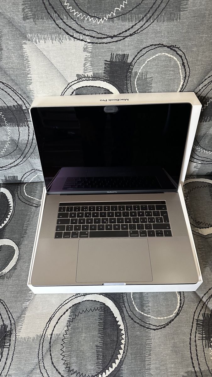 Apple Notebook: MacBook Pro 15-inch (Touchbar) – Usato da Biel/Bienne venduto da Retail_Ricardo 3