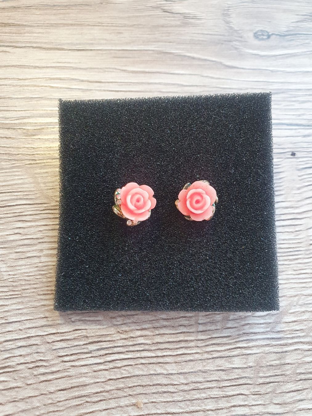 Ohrringe & -stecker: Ohrstecker in Rosenform, Modeschmuck – Gebraucht aus Moosseedorf von Sonnenschein..