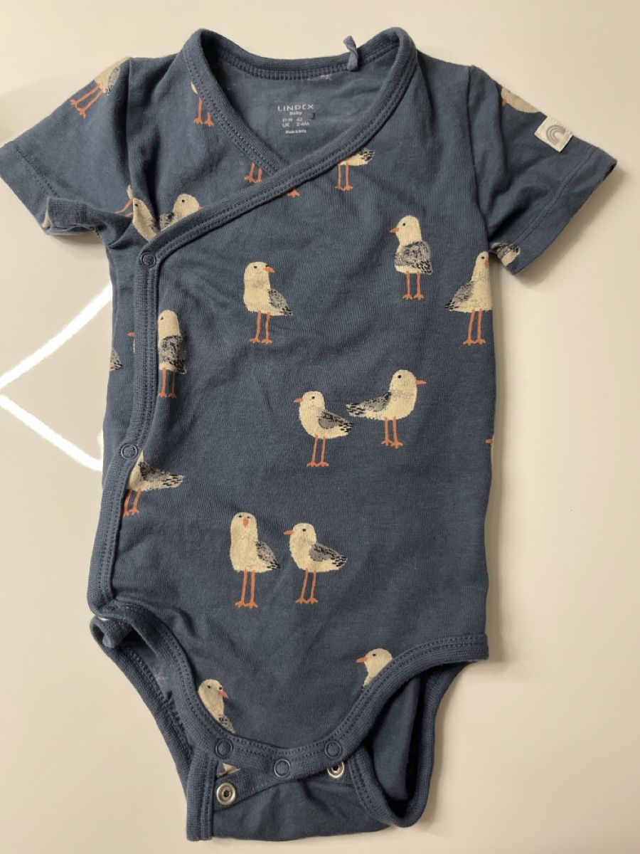 Chemises, Tops & T-shirts: Lindex Kurzarmbody mit Möwen Gr. 62 – Neuf (Voir description) à Oberwil BL par FinjaBijou